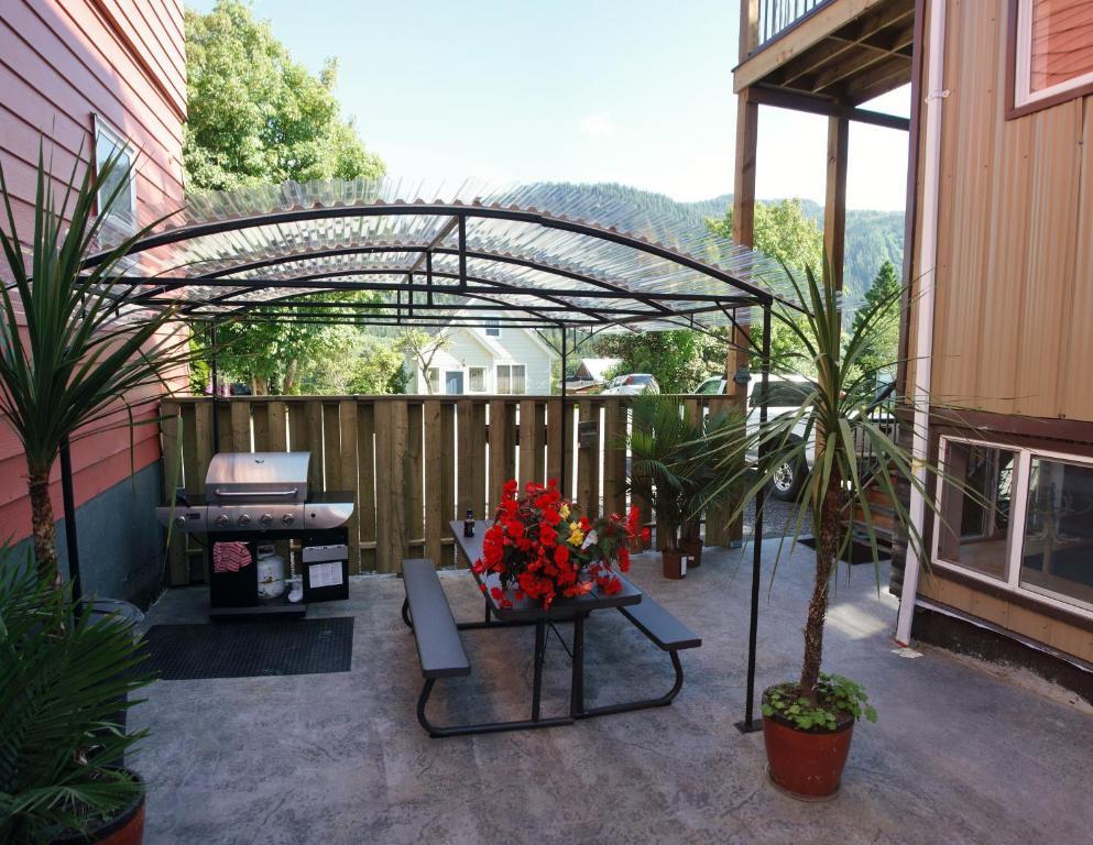 Black Rooster Guesthouse Prince Rupert Exterior photo